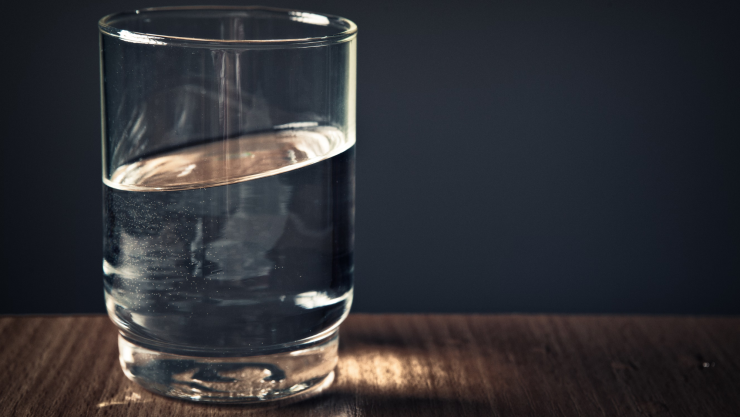 7 ingredientes que puedes añadir a tu agua diaria para combatir la retención de líquidos