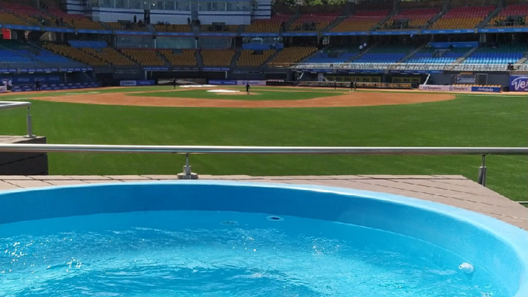 ¡Adiós al calor! Instalan jacuzzi en estadio de fútbol