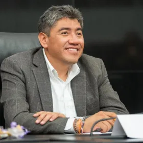 Saúl Monreal se registra para buscar la alcaldía de Fresnillo.