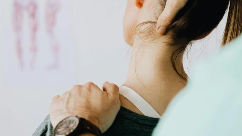 Joven acude al quiropráctico y MUERE tras recibir masaje en el cuello