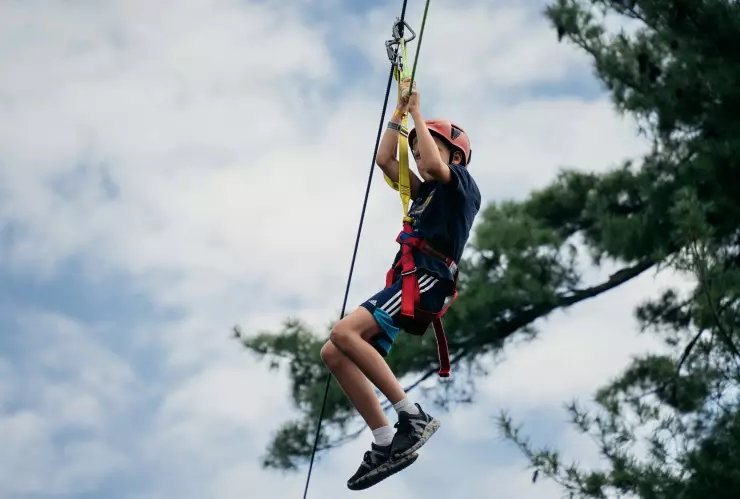 Mujer buscó diversión en una tirolesa y encontró la muerte; cayó 40 metros de altura