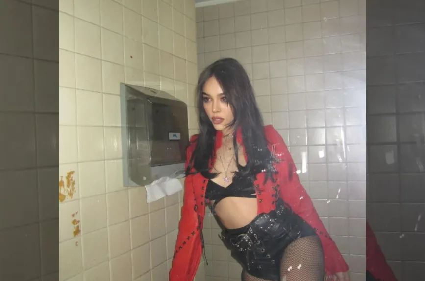 Danna en el espejo.jpg