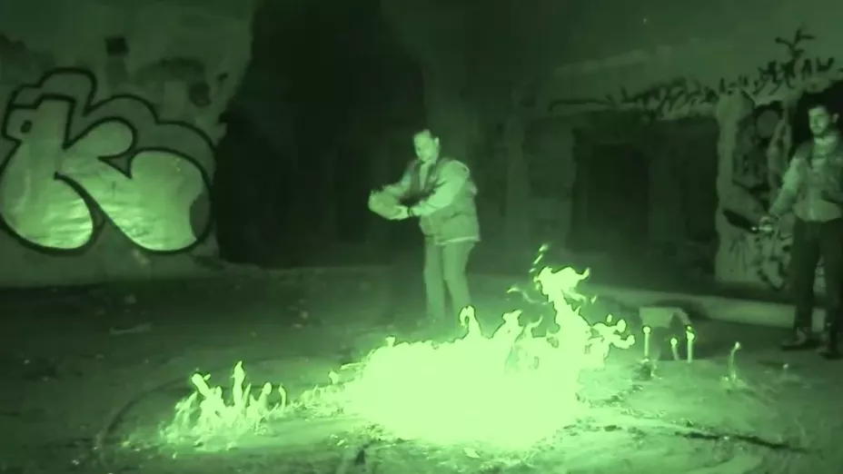 extranormal visita finca enbrujada hacen ritual con fuego en un patio de la misma finca