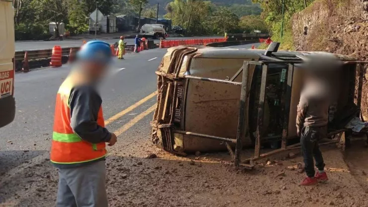 Camioneta sufrió volcadura en la autopista México-Tuxpan hoy: Cierre y caos vial hacia Huauchinango