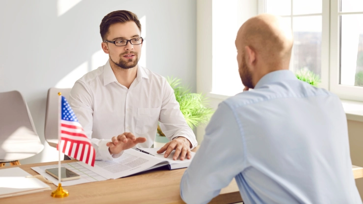 Un solicitante de trámite en una entrevista con funcionario del USCIS.