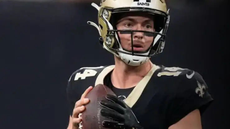 Jake Haener, mariscal de campo de los New Orleans Saints.jpg