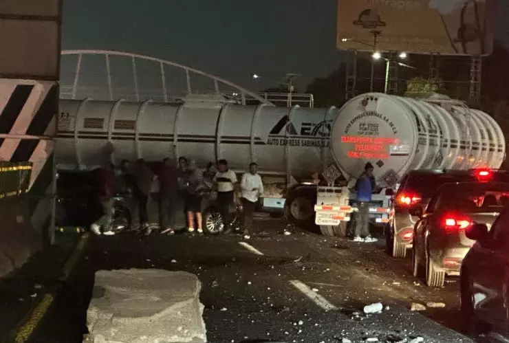 Accidente México-Pachuca: Pipa de diésel se impacta contra vehículos