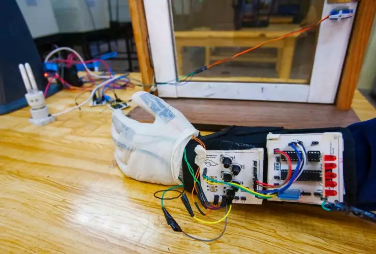 Alumnos del IPN diseñan guante para personas con discapacidad