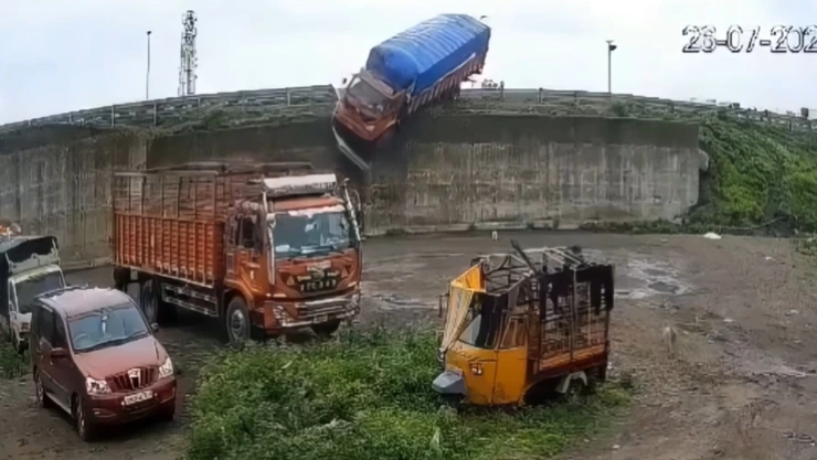 Camión vuelca desde puente y aplasta a su conductor en India