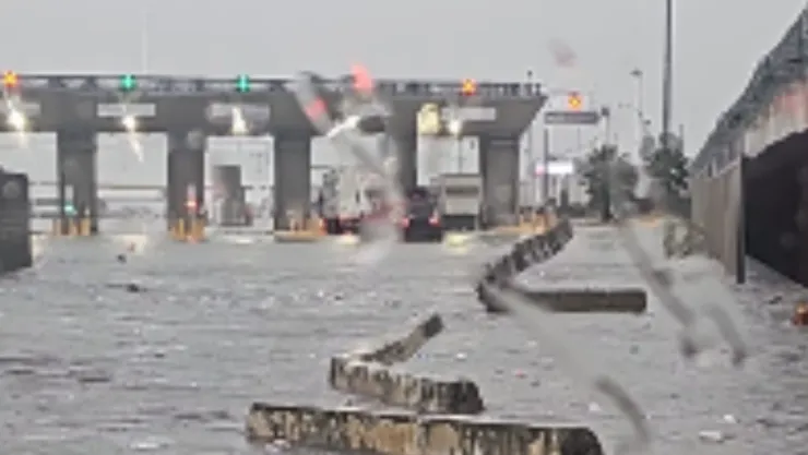 Garita de Otay en Tijuana en plena lluvia