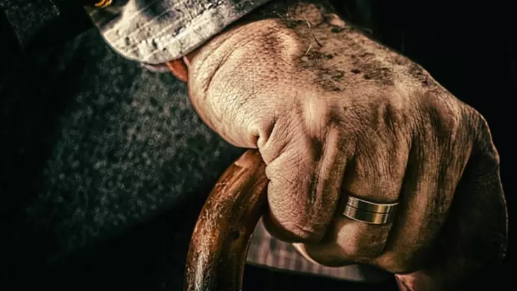 Abuelo golpea a nieto en Tabasco.