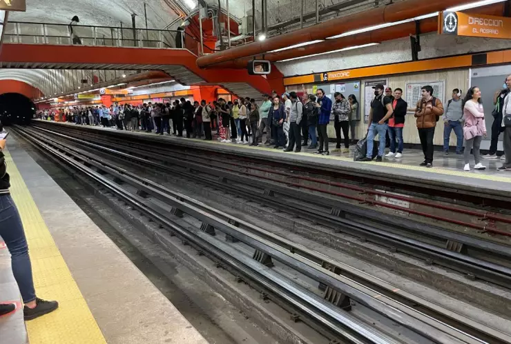Retrasos de más de 15 minutos en el Metro CDMX y Metrobús este 18 de julio