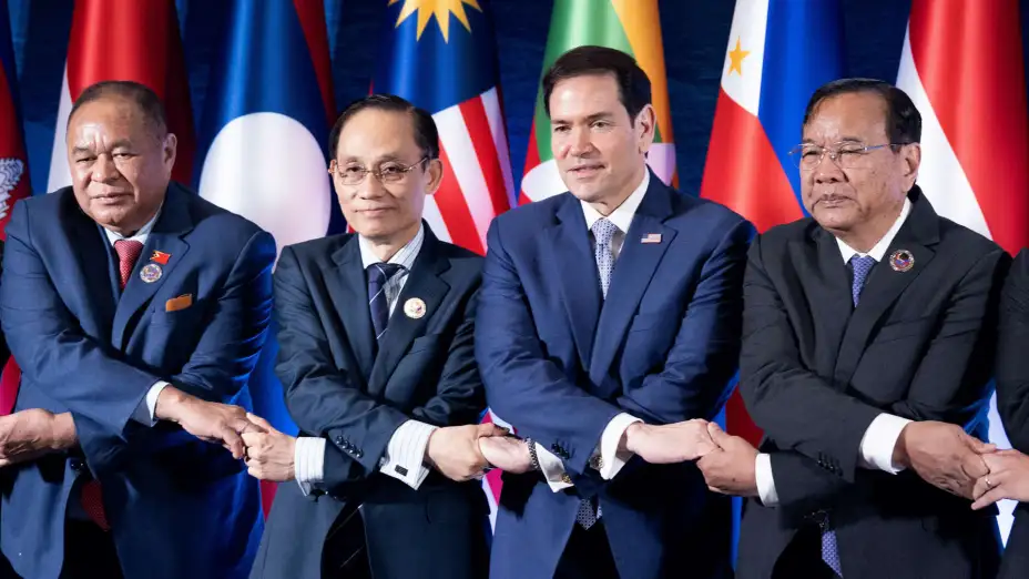 Marco Rubio (tercero de inzquierda a derecha) con cancilleres de la ASEAN.