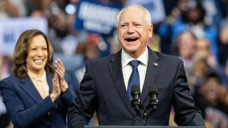 Tim Walz junto a la vicepresidenta Kamala Harris