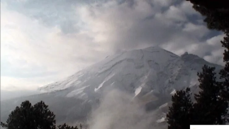 Popocatépetl amanece nevado y emite fumarola