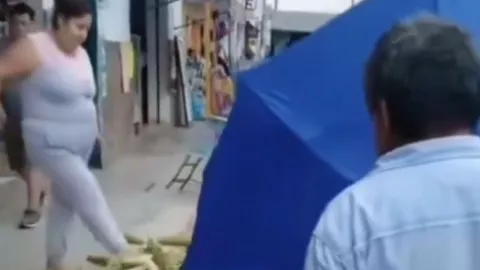 ‘Lady Elotes’ derriba puesto de adulto mayor en Veracruz; video genera indignación