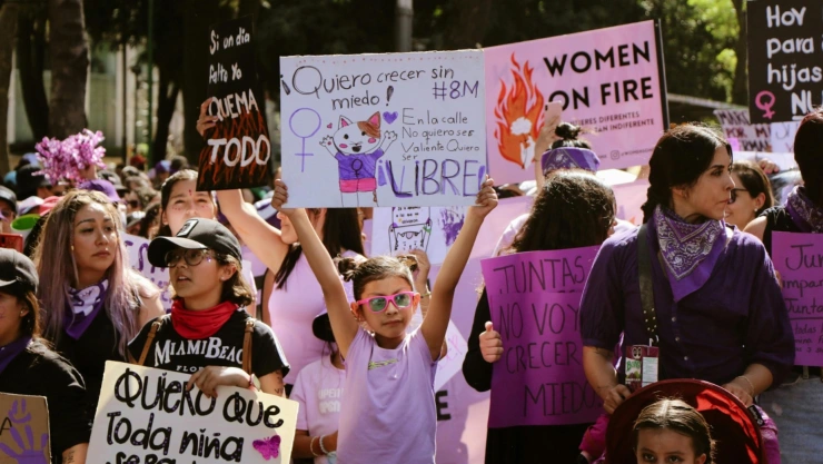 Mujeres manifestándose con carteles con motivo del 8 de marzo