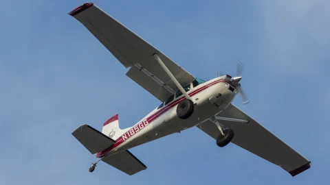 Avi&oacute;n similar al del caso de California en pleno vuelo