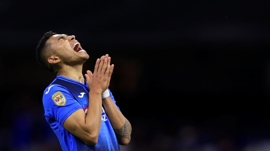 Orbelín Pineda se lamenta en el juego entre Cruz Azul y León