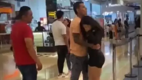 VIDEO_ Infidelidad de su novia en el cine es descubierta, le dijo que su mamá estaba hospitalizada