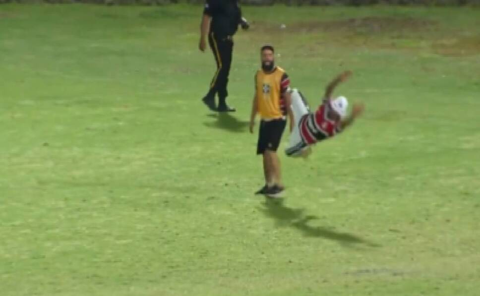Aficionado invade cancha en Brasil y da ‘catedra’ al arquero