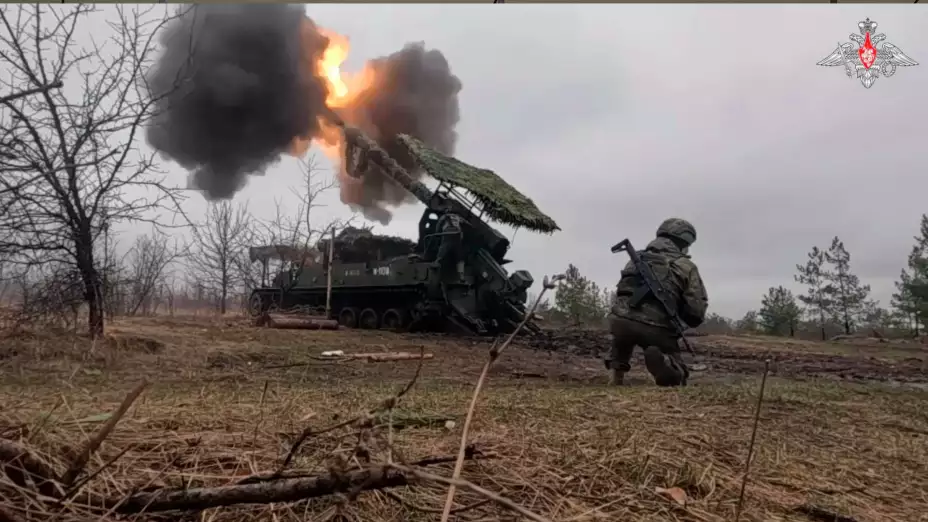 Soldado ruso dispara un obús contra posiciones ucranianas