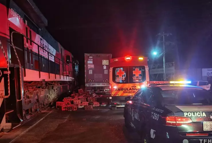 tráiler intenta ganarle el paso a un tren en Tehuacán
