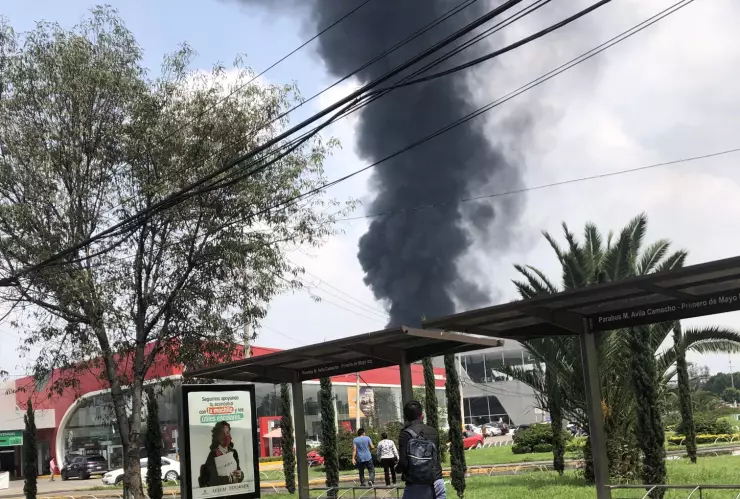 Reportan incendio en fábrica de esponjas de Tlalnepantla