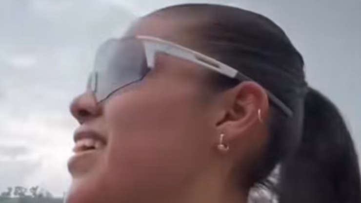 Mujer graba momento en el que una persona en situación de calle la persigue con cuchillo