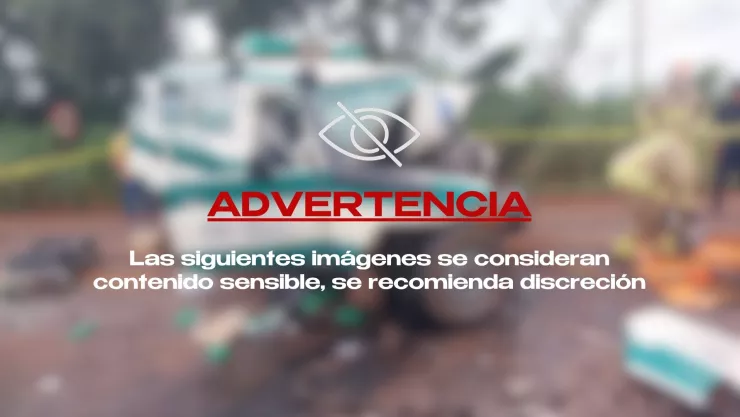 VIDEO: Así quedaron los cuerpos de dos hombres tras aparatoso choque de ambulancia y camioneta