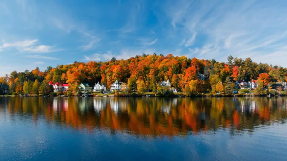 una vista del paisaje urbano de Saranac Lake en NY.