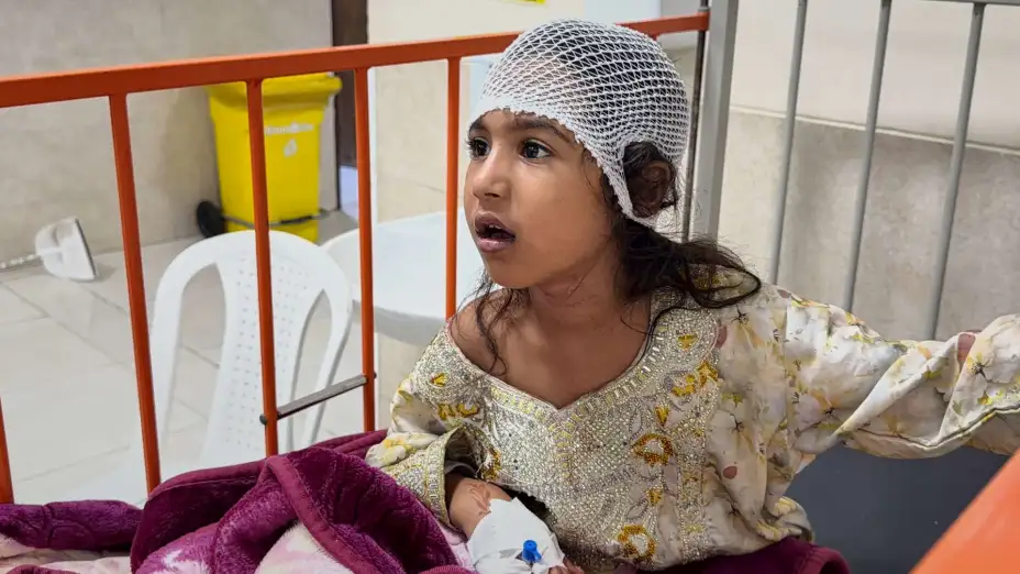 Una niña en el hospital luego de ataques de EU en Irán.