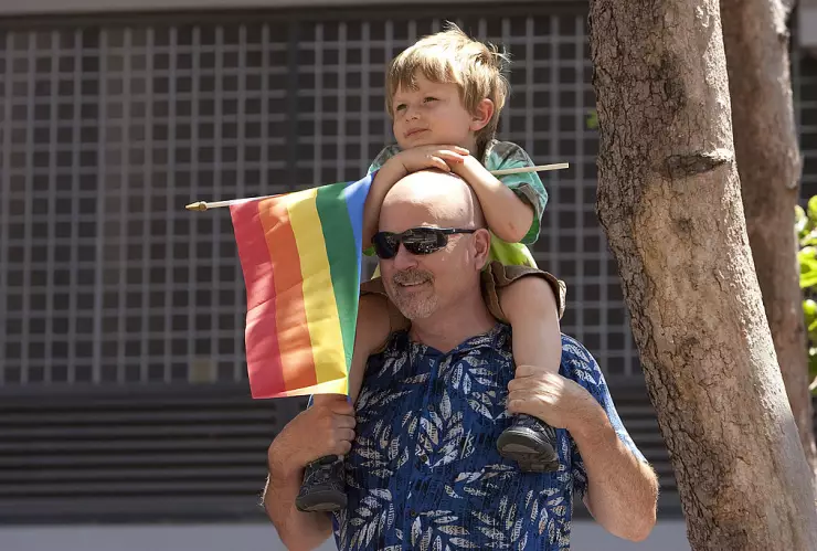 Hungría aprobó una ley que prohíbe la adopción de niños entre parejas LGBT