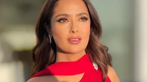 Salma Hayek rompe en llanto tras verse en VIDEO en Eternals.