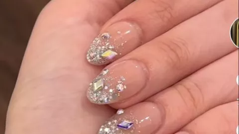 Uñas coreanas con cristales en las puntas y relieve