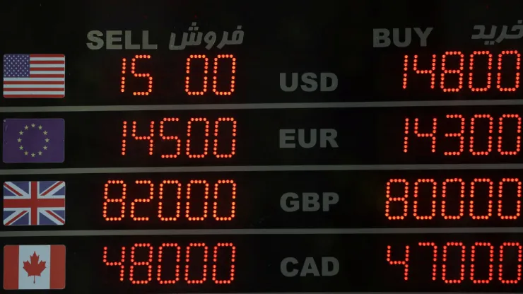 Un cartel en una casa de cambio, mientras el valor del rial iraní cae, en Teherán, Irán