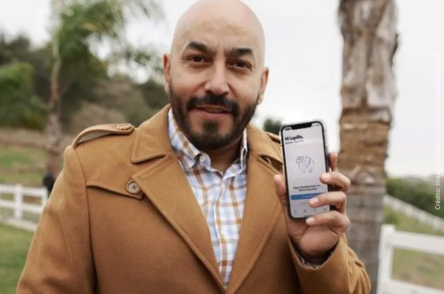 Lupillo Rivera muestra su celular..jpg