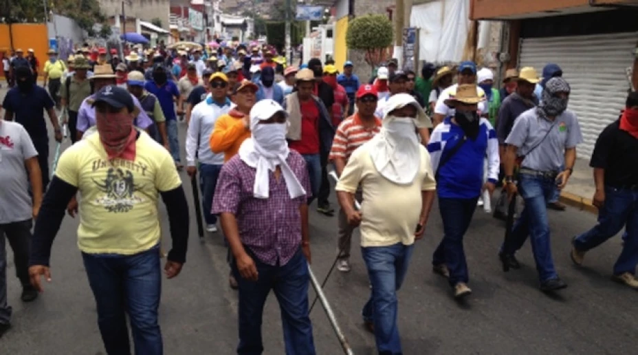 Maestros de la CETEG destrozaron las sedes de 4 partidos, se dirigen a la Autopista del Sol