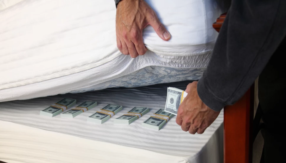 SAT: Esto pasa legalmente si dejas tu dinero guardado en tu casa
