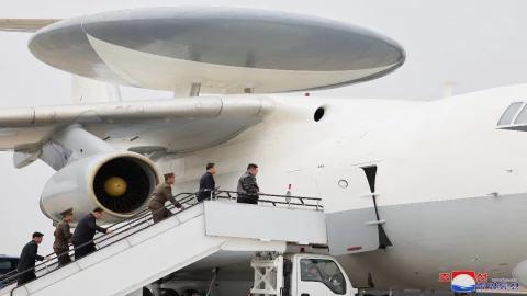 Kim Jong Un aborda un avión, el día que dirige proyectos de investigación de ciencias de la defensa