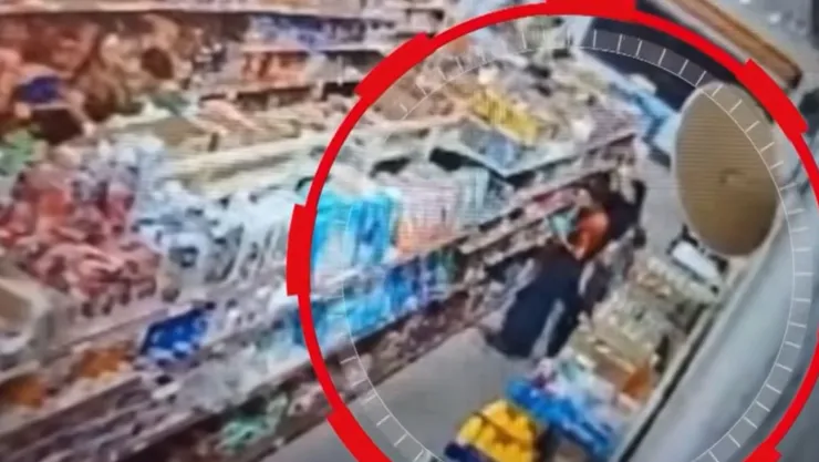 VIDEO: Un grupo de mujeres, acompañadas de una menor, son captadas ROBANDO en una TIENDA