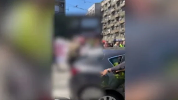 Conductor cruza bloqueo y embiste a un adulto mayor de 90 años en Belgrado; desata indignación en Serbia (VIDEO)