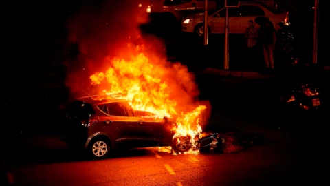 ¡Auto en llamas o robado! Lo que debes hacer si tu vehículo quedó atrapado en actos violentos