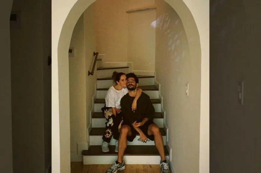 Camilo y Eva Luna Escaleras.jpg