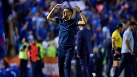 Martín Anselmi festeja el pase de Cruz Azul a las semifinales.
