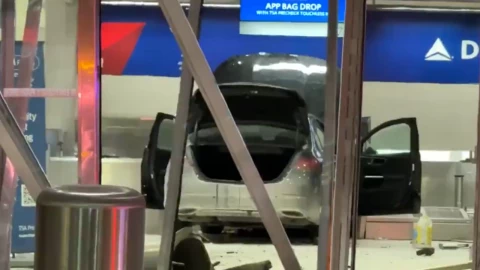 auto dentro de la terminal mcnamara del aeropuerto de detroit, estados unidos el 23 de enero de 2026