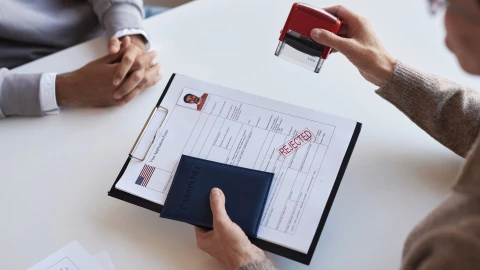 Una funcionaria rechaza una solicitud.