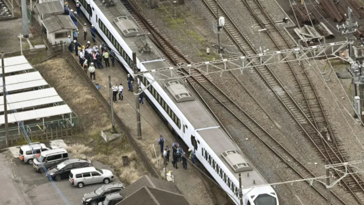 Trabajadores MUEREN atropellados por tren expreso de Tokio