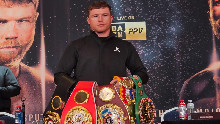 Canelo Álvarez con todos sus cinturones de campeón