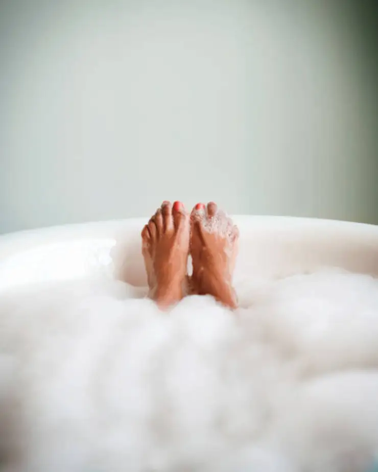 Los pies en el agua tibia eliminan la migraña